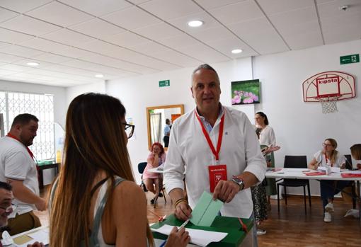 El secretario general del PSOE de Cádiz, Juan Carlos Ruiz Boix, ejerce su derecho al voto.