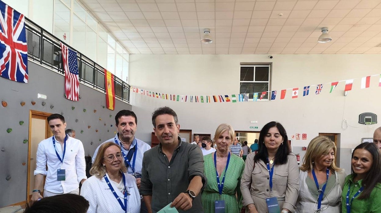 El candidato Antonio Saldaña vota en un colegio electoral de Jerez