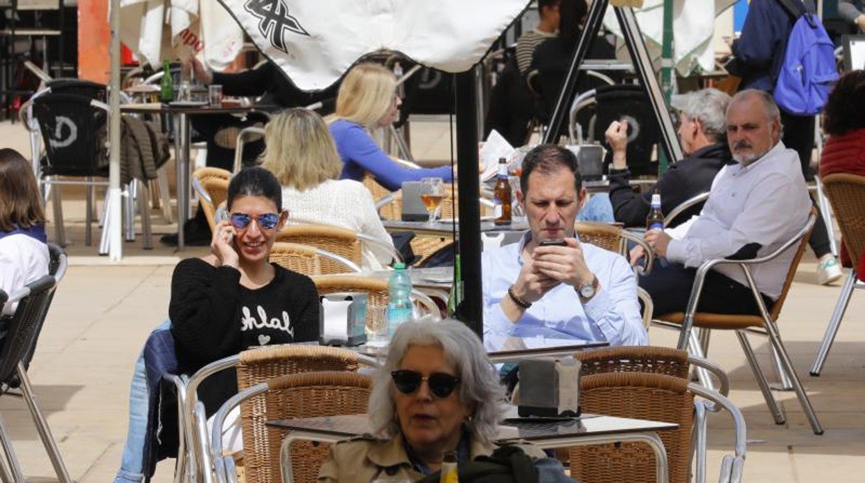 Ambiente en la terraza de un bar