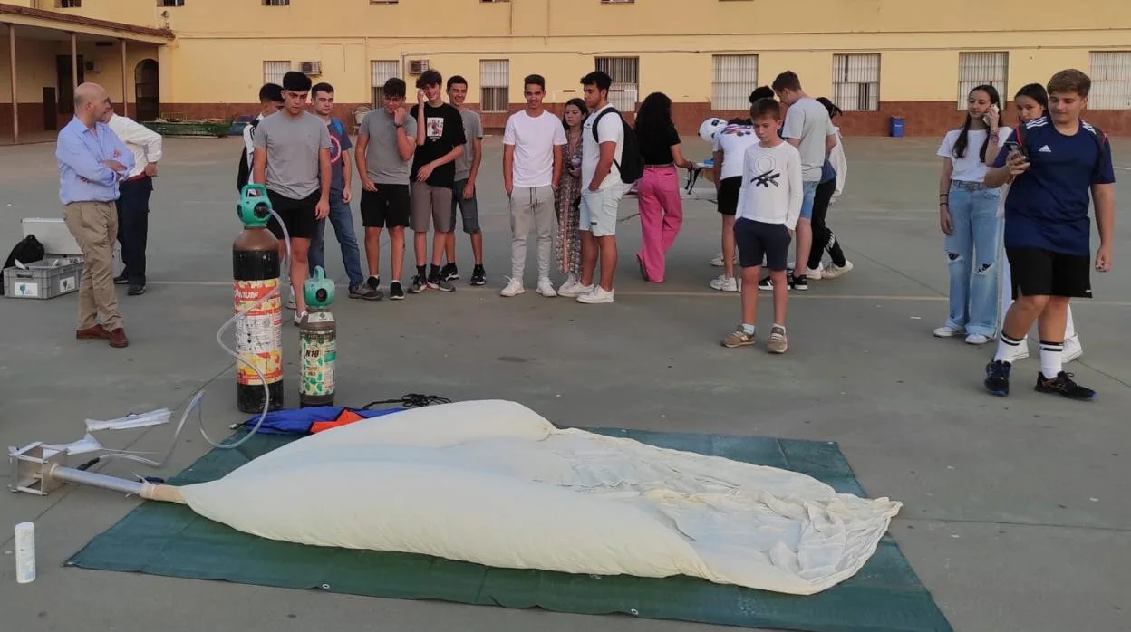 Los alumnos de Los Salesianos preparando el lanzamiento de la cápsula al espacio