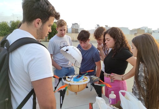 Los alumnos del colegio utrerano revisando la cápsula