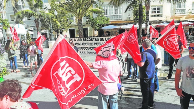 Continúan las protestas de los trabajadores municipales en Cádiz