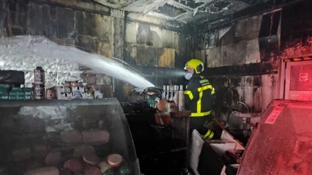 Los Bomberos extinguen un incendio en la carnicería de un supermercado de Los Barrios