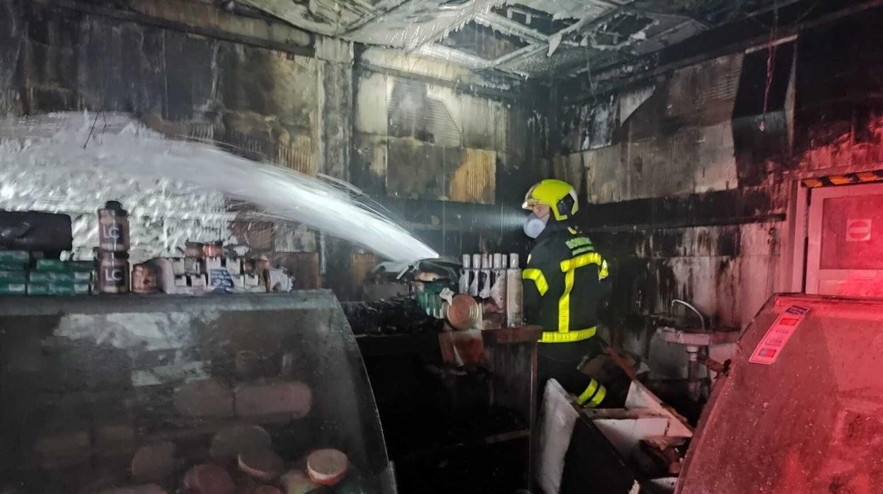 Los Bomberos extinguen un incendio en la carnicería de un supermercado de Los Barrios