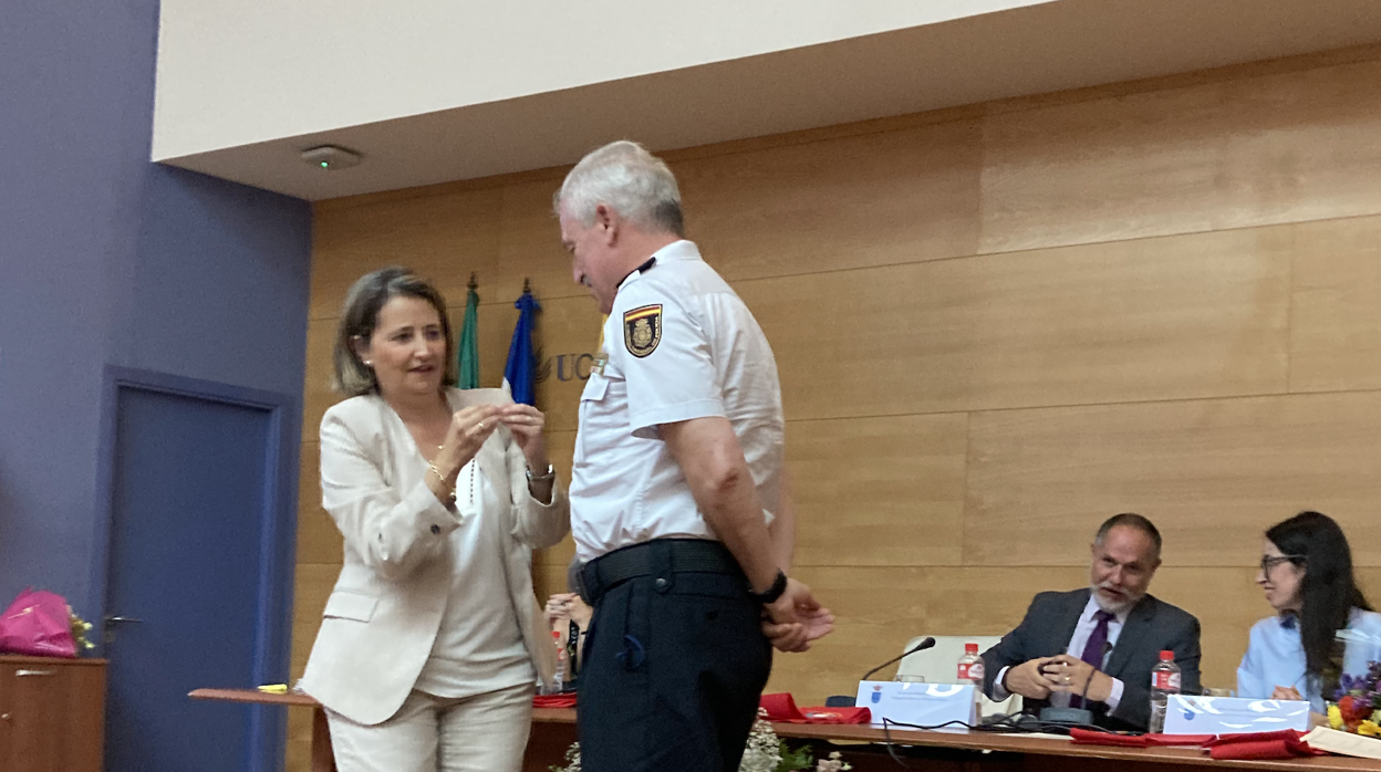 El comisario José Manuel Menacho recibe el escudo de plata de la UCA