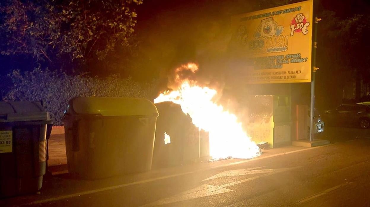 Arrestado un vecino de Algeciras por quemar varios contenedores de basura