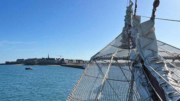 El Juan Sebastián de Elcano llega a Saint-Malo