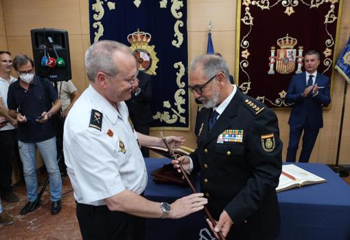 El comisario jefe superior de Policía de Andalucía Occidental, Andrés Martín Garrido (derecha), entrega el bastón de mando al nuevo comisario jefe provincial.