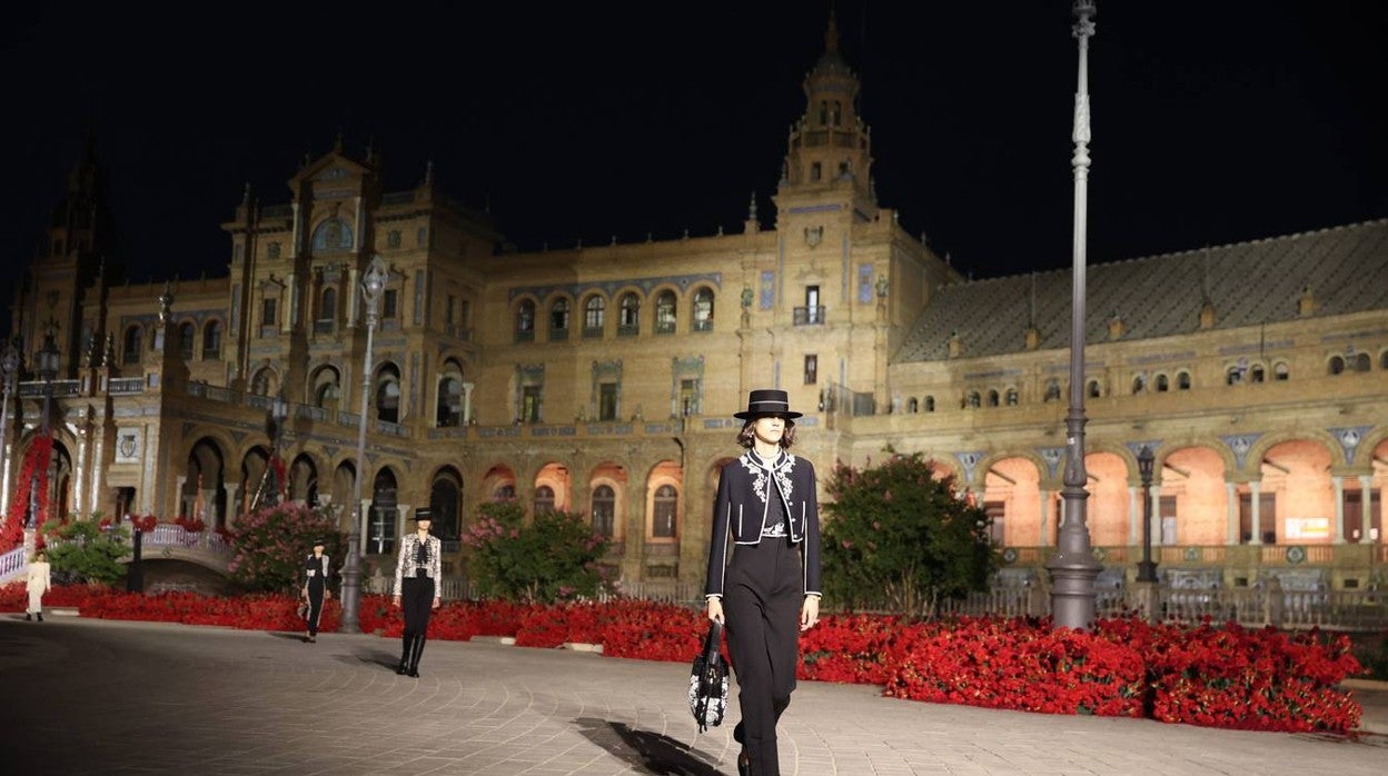 Desfile de Dior en la Plaza de España de Sevilla