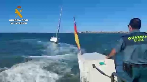 Rescatan a tres personas en un velero a la deriva en aguas de Chipiona