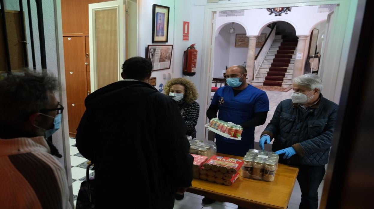 Reparto de alimentos a los más necesitados en la sede de los Caballeros Hospitalarios de Cádiz