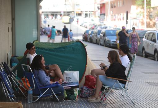 Fans esperando con días de antelación el concierto de Alejandro Sanz en Cádiz