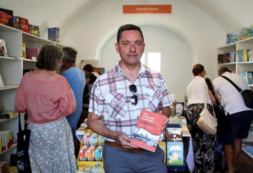 José Antonio Aparicio con su último libro en la Feria del Libro.