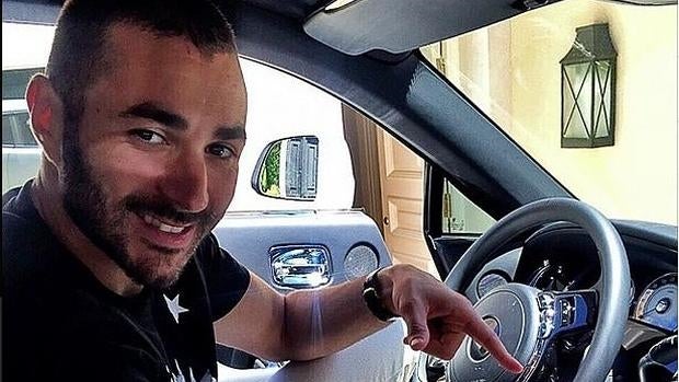 Benzema vuelve a ser cazado conduciendo sin carnet