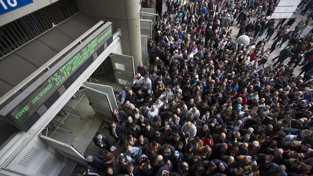 Muchas colas por los cacheos en la entrada al Bernabéu