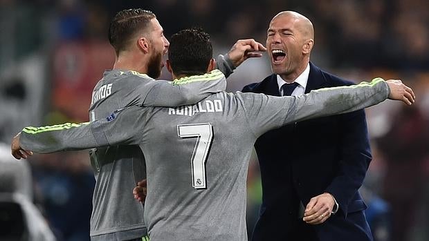 Ramos y Cristiano celebran el 0-1 de Roma con Zidane; esto no pasaba con Benítez