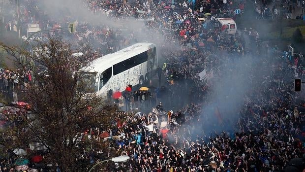 Así fue el espectacular recibimiento al autobús del Real Madrid