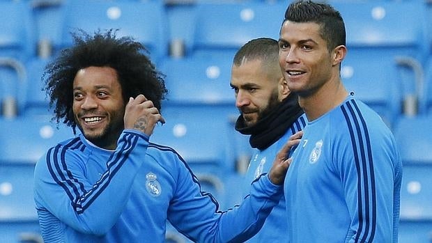 Benzema, lesionado, seria duda para jugar la vuelta