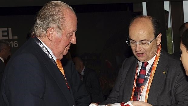 Don Juan Carlos y el presidente del Sevilla tras ganar la Europa League