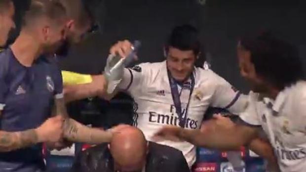 Cómica caída de Morata en la celebración del Real Madrid