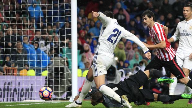 Morata regala el liderato
