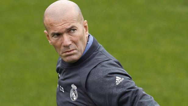 Zidane vuelve al doble pivote en el derbi