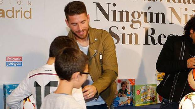 Zidane y Ramos en la campaña «ningún niño sin regalo»