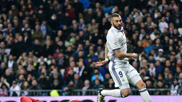 Pitos para Danilo y Benzema cuando tocan balón