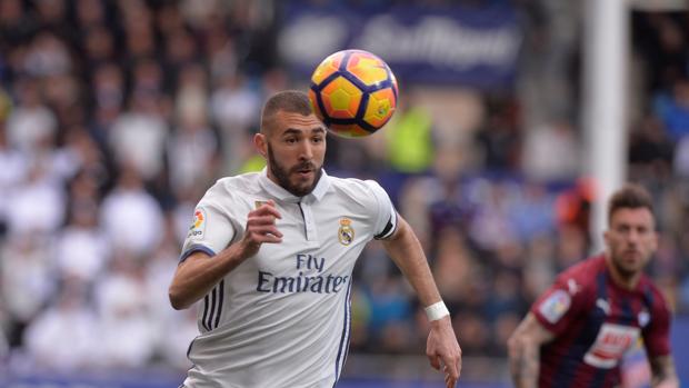 Benzema marca dos goles en Liga dos meses después