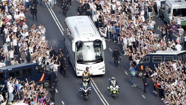 Espectacular recibimiento al Madrid en el Bernabéu