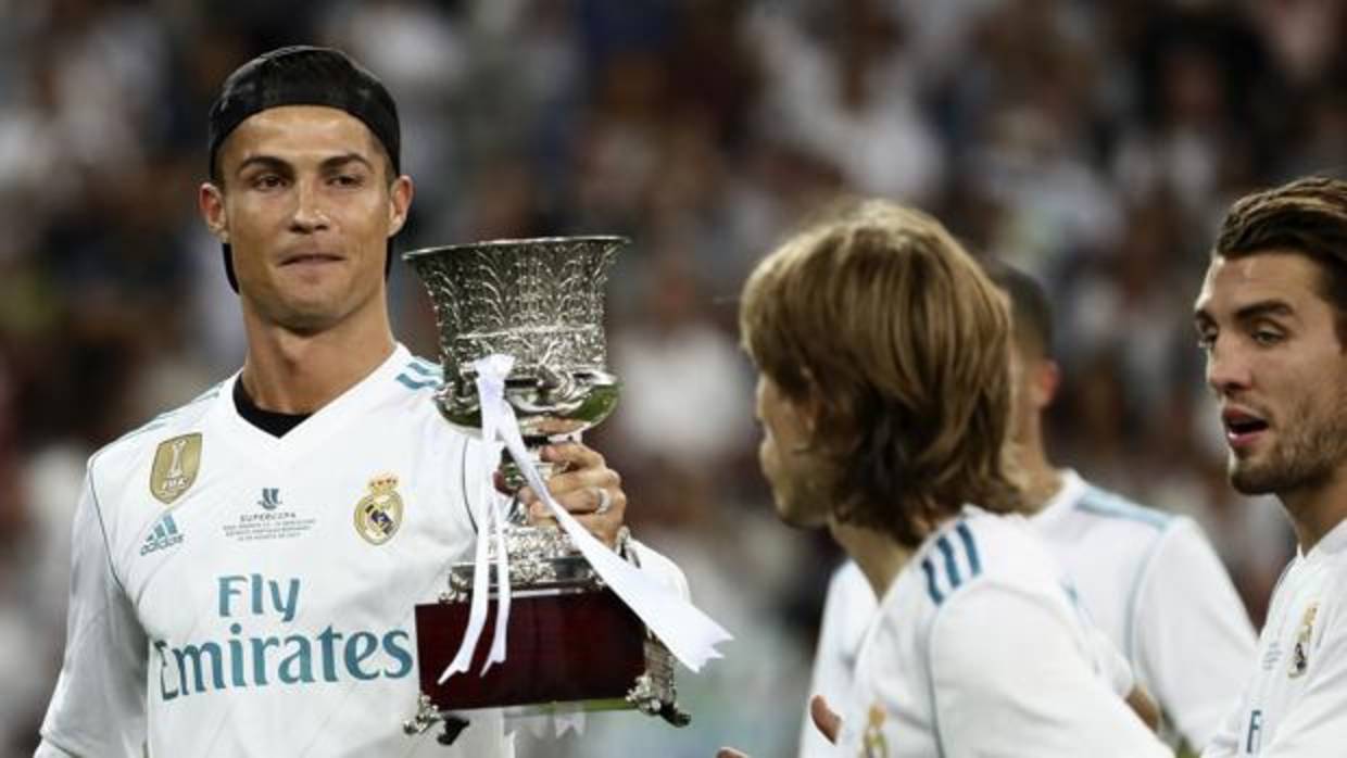 Cristiano Ronaldo, con el trofeo de la Supercopa
