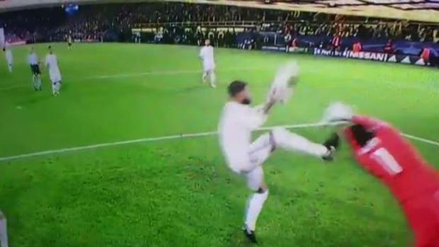 Polémica mano de Sergio Ramos en el área