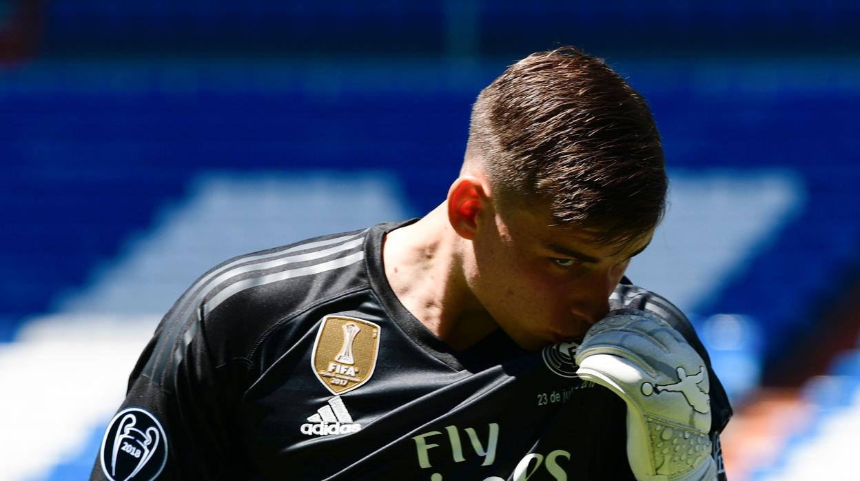 Lunin besa el escudo del Real Madrid en su presentación