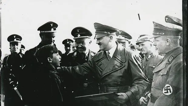Hitler saluda a un niño en 1935