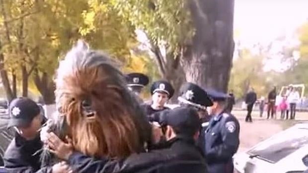 Detienen a Chewbacca, chófer de Darth Vader en las elecciones ucranianas