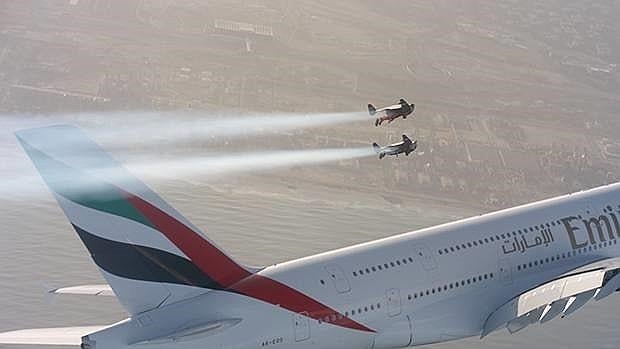 Los dos hombres voladores junto al avión