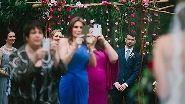 La dictadura de los móviles: un novio se ve obligado a abrirse paso entre los invitados para ver a la novia