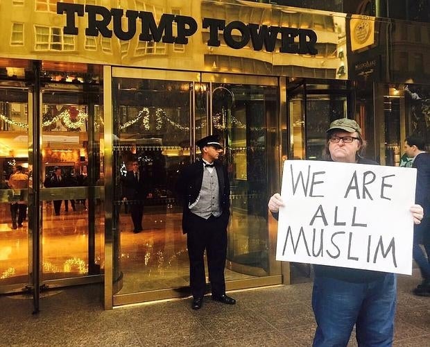 Michael Moore frente a las Torres Trump con el cartel: «We are all Muslim» («Todos somos Musulmanes»)