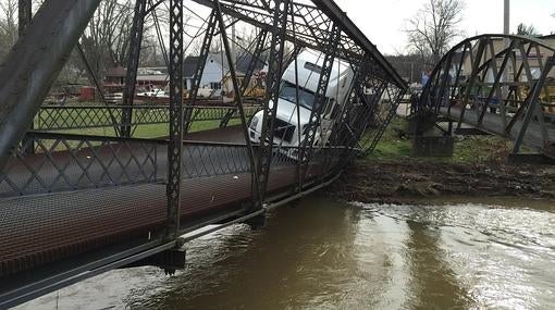 Una camionera destruye un puente histórico porque no sabe cuántos kilos son seis toneladas