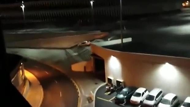 El conductor temerario que sale del aparcamiento de San Mamés bajando por las escaleras