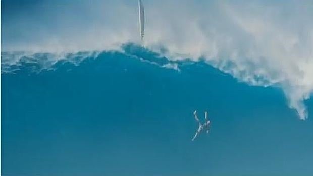 La espectacular caída de 10 metros de un surfista tras perder su tabla