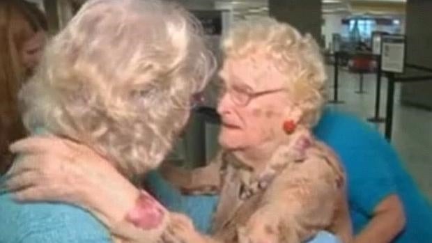 Betty Morrell, de 82 años (izquierda), y su madre Lena Pierce (derecha), de 96, en el momento de su reencuentro