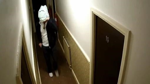 La imagen del ladrón con la bolsa en la cabeza, captada por las cámaras de seguridad del hotel que robó