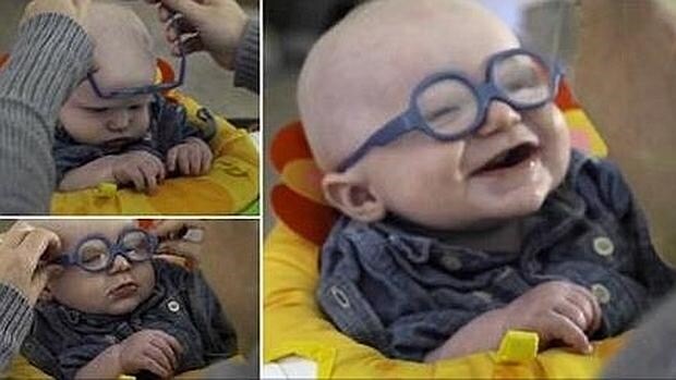 La escena del vídeo YouTube en la que se bebé ver por primera vez con sus nuevas gafas
