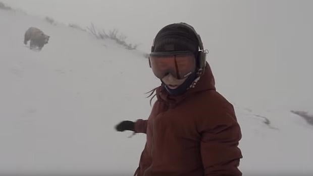 Escapa del ataque de un oso gracias a su tabla de snow y un vídeo-selfie