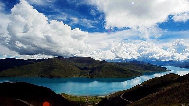 Vista del Lago Yamdrok, considerado sagrado por los tibetanos