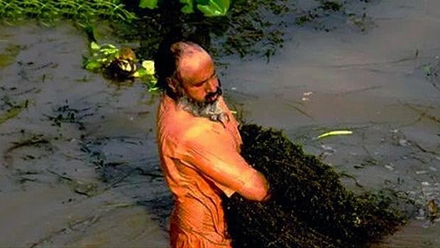 El hombre que ha limpiado un río de 160 kilómetros con sus propias manos