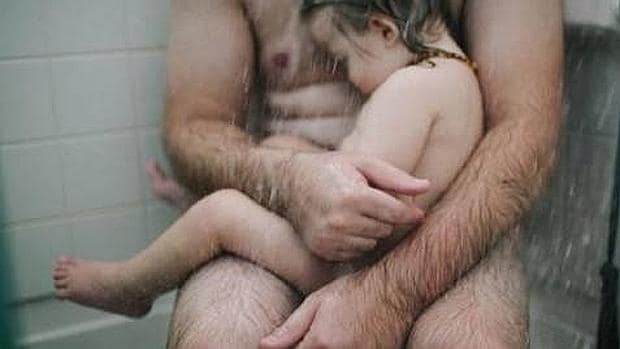 La fotografía de un padre con su hijo enfermo retirada de Facebook