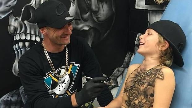 Benjamin Lloyd, después de tatuar a un niño