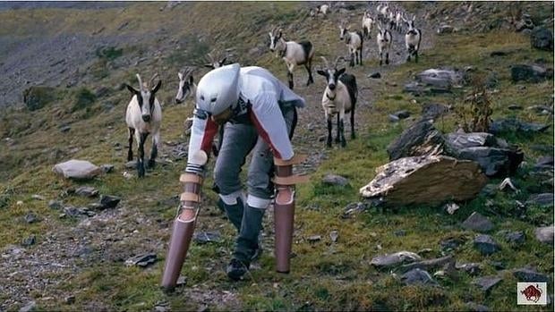 Thomas Thwaites durante su estancia con las cabras en Suiza